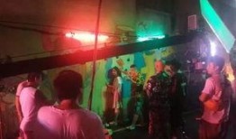 荒野女囚手机在线观看,绝境求生，手机见证的逃亡传奇