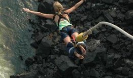 最新爆料蹦极事件新闻,惊险一跳！最新蹦极事故引发社会关注